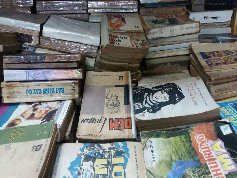 Lạc về tuổi thơ trên phố sách cũ Sài Gòn - ảnh 1
