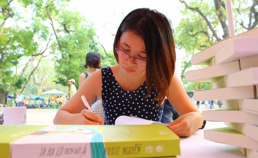 Rosie Nguyễn trong buổi ký tặng độc giả