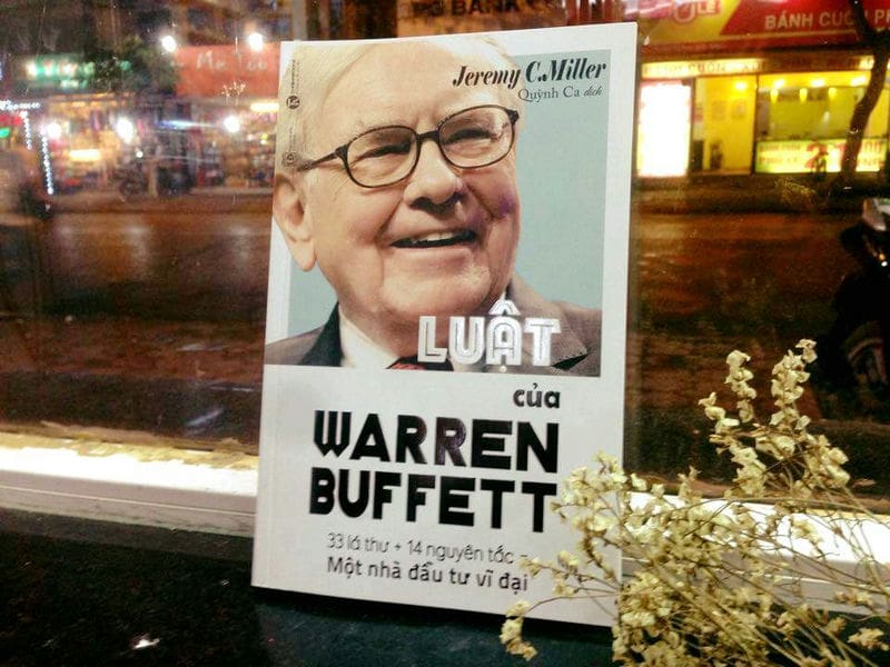 sach luat cua warren buffett 8 cuốn sách về Warren Buffett không nên bỏ qua